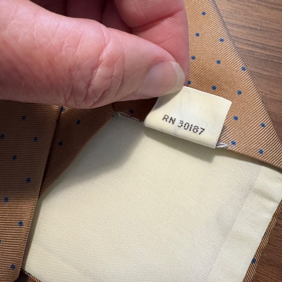 Yves Saint Laurent 100% silk tie - tan color with blue dots - Picture 4 of 6